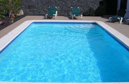 Playa Blanca Villa | FABULOSO chalet de 2 dormitorios, gran piscina privada climatizada, terraza y jardín.