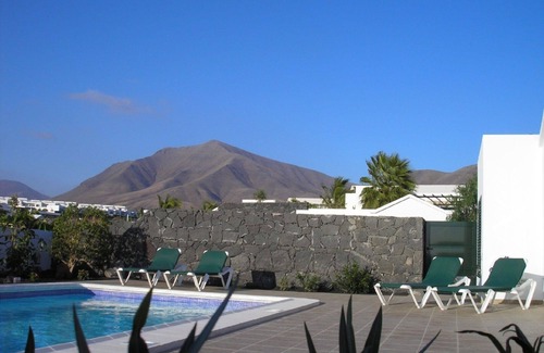 Playa Blanca Villa | FABULOSO chalet de 2 dormitorios, gran piscina privada climatizada, terraza y jardín.