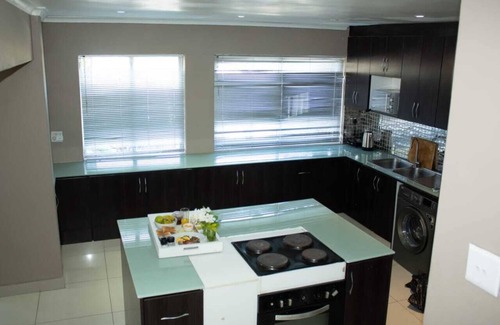 Hout Bay Villa | Fabulous 5-bedroom Beach House Stunning Views with WiFi in Hout Bay Cape Town
