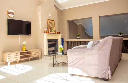 Hout Bay Villa | Fabulous 5-bedroom Beach House Stunning Views with WiFi in Hout Bay Cape Town