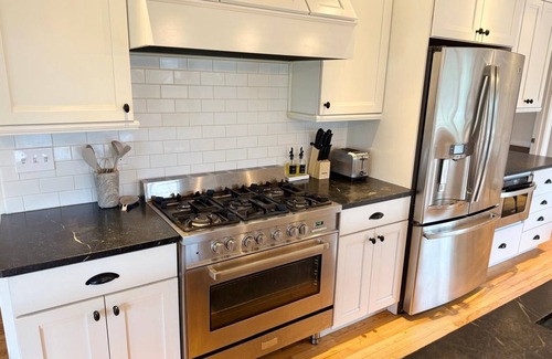 Portsmouth Casa | Fabulous 5-bedroom house with a pool in Portsmouth