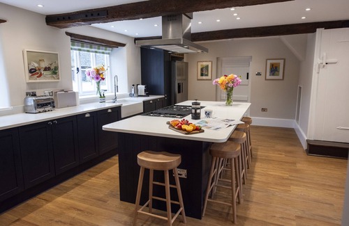 Brokenborough Otro | Fabulous 5* Cotswold Gem with Hot Tub. Dog friendly.