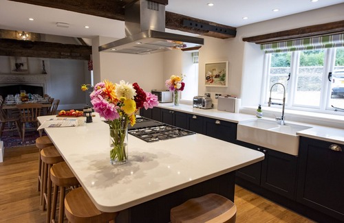 Brokenborough Otro | Fabulous 5* Cotswold Gem with Hot Tub. Dog friendly.