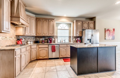South Arlington Casa | Fabuloso 6 dormitorios, 4 baños, piscina, cocina al aire libre, 3 reyes, 6 reinas, 1 fu