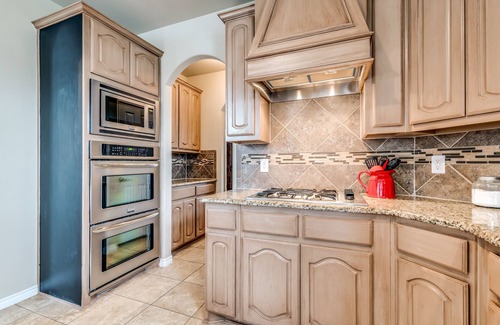 South Arlington Casa | Fabuloso 6 dormitorios, 4 baños, piscina, cocina al aire libre, 3 reyes, 6 reinas, 1 fu