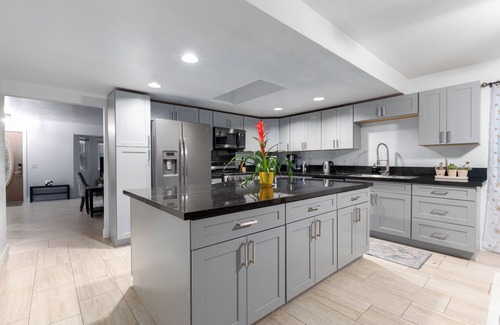Mira Mesa Casa | Fabulous 6BR Retreat with AC -Ideal for Families & Large Groups”
