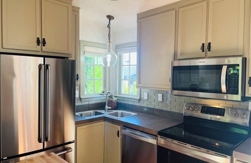 Market District Cabaña | Fabulous Bungalow, 1 block from 5th Street Market