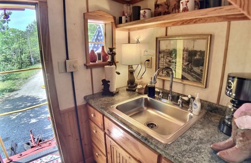 Eureka Springs Cabina | Fabulous Caboose Cabin in charming Eureka Springs