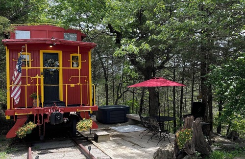 Eureka Springs Cabina | Fabulous Caboose Cabin in charming Eureka Springs