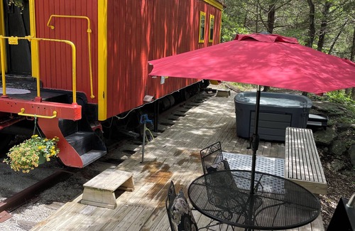 Eureka Springs Cabina | Fabulous Caboose Cabin in charming Eureka Springs