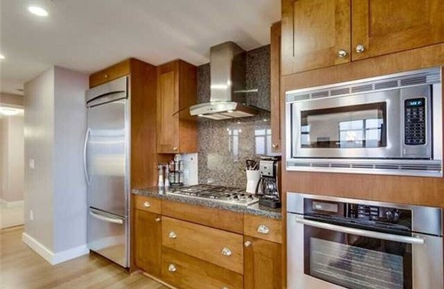 Columbia Condominio | Fabulosas vistas de la ciudad y la bahía: contrato mínimo de un año