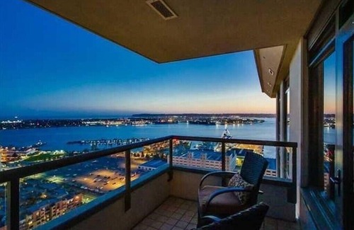 Columbia Condominio | Fabulosas vistas de la ciudad y la bahía: contrato mínimo de un año