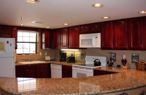 Gatlinburg Condominio | Streamside con vistas a la montaña! A pie de la ciudad, condominio de lujo