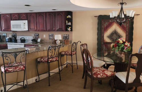 Gatlinburg Condominio | Streamside con vistas a la montaña! A pie de la ciudad, condominio de lujo