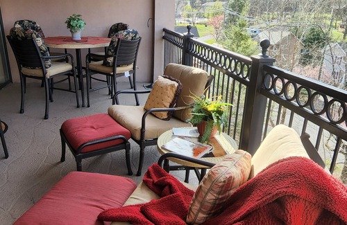 Gatlinburg Condominio | Streamside con vistas a la montaña! A pie de la ciudad, condominio de lujo