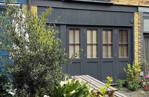 Stoke Newington Casa | Fabulous cosy quiet 3-bedroom home in a cobbled news in East/ North London