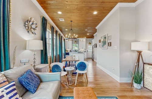 Galveston Casa | ¡NUEVO LISTADO! Hermosa casa con muchas comodidades, en la ciudad, con un patio privado