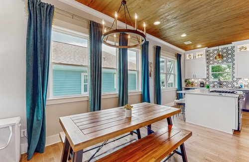 Galveston Casa | ¡NUEVO LISTADO! Hermosa casa con muchas comodidades, en la ciudad, con un patio privado