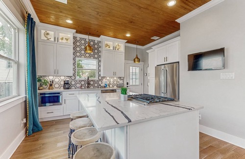 Galveston Casa | ¡NUEVO LISTADO! Hermosa casa con muchas comodidades, en la ciudad, con un patio privado