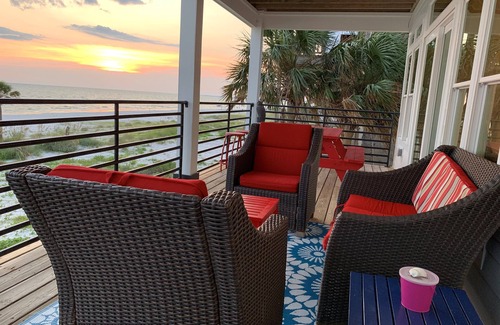 Port St. Joe Casa | Fabulosa casa moderna frente a la playa con impresionantes vistas del atardecer y comodidades en abundancia.
