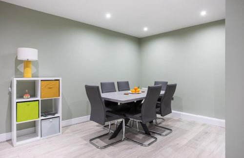 Queens Quarter Apartamento | Fabulous Modern Luxury Apartment Sleeps 6- Parking