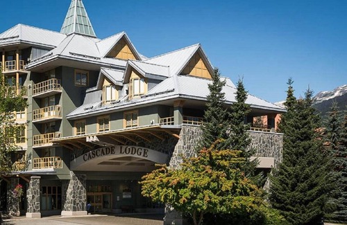 Whistler Cay Heights Apartamento | Fabulous Mountain View Studio with pool & hottub