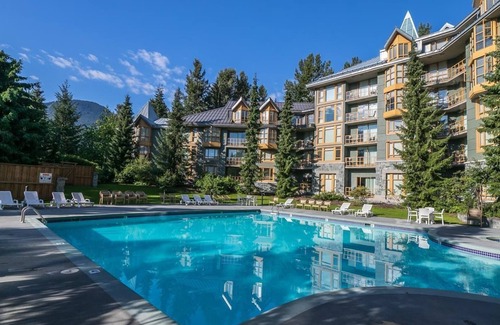 Whistler Cay Heights Apartamento | Fabulous Mountain View Studio with pool & hottub