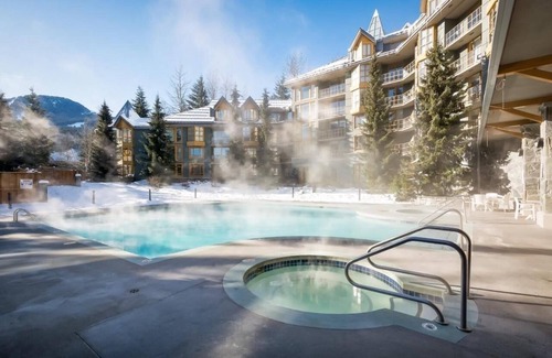 Whistler Cay Heights Apartamento | Fabulous Mountain View Studio with pool & hottub