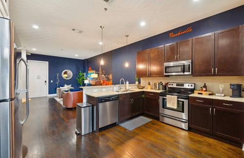 West End Condominio | Fabulous NashVegas Loft Retreat near Vandy off West End, Mins to Broadway
