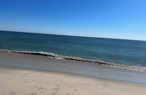 Wall Casa | Fabulous new 1BR Loft, 2 Blocks to the Beach