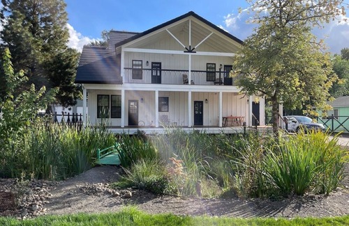 Crawfordsville Casa | Fabulous Solar Powered Farmhouse with EV Charger