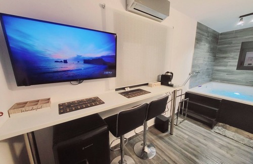 Kinosargous Apartamento | Fabulous Suite: Grand Jacuzzi, King Bed near Acropolis Museum & Metro Sygrou-Fix