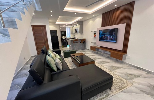 Accra Casa | Fabulous townhome with AC in vibrant Accra about 20 mins from Kotoka Airport.