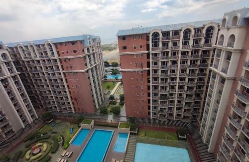 Paranaque Apartamento | Facing Pool w Balcony MOA BP1741