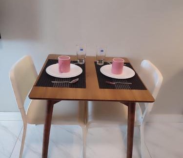 Paranaque Apartamento | Facing Pool w Balcony MOA BP1741