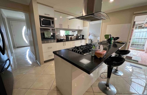 Frankston Casa | Fair Priced Private Room- Queen bed with Amneties