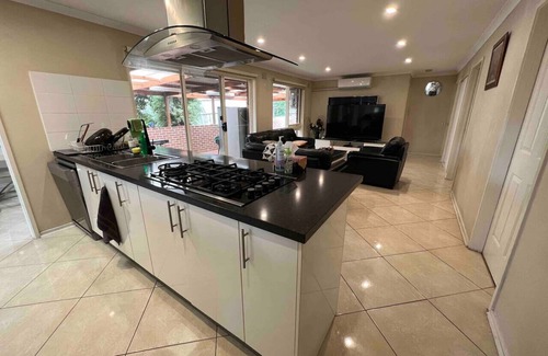 Frankston Casa | Fair Priced Private Room- Queen bed with Amneties