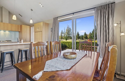 Hanmer Springs Casa | Fairway Cottage - Hanmer Springs Holiday Home