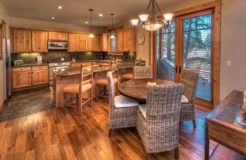 Truckee Casa | Fairway Drive 13136 by East West Hospitality