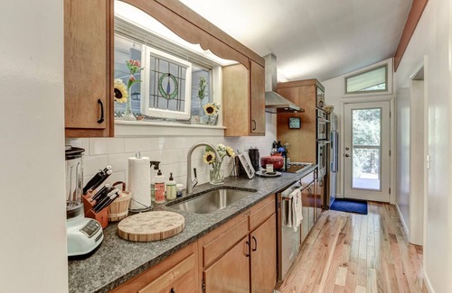 Valley Hill Casa | Fairway Harmony: Peaceful Home Near Hendersonville with Golf Course Views and Hot Tub!