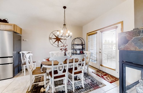 Redmond Casa | Fairway view townhome with private hot tub, grill, pool, & golf - dogs welcome