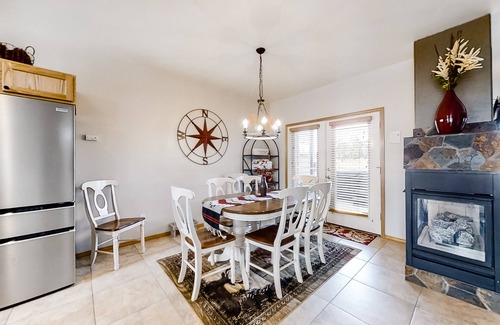 Redmond Casa | Fairway view townhome with private hot tub, grill, pool, & golf - dogs welcome