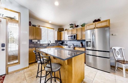 Redmond Casa | Fairway view townhome with private hot tub, grill, pool, & golf - dogs welcome