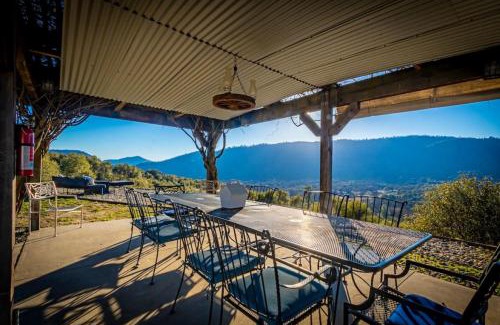 Ahwahnee Casa | Fairy Tale 13-acre Sunset Villa at Windy Gap Valley near Yosemite