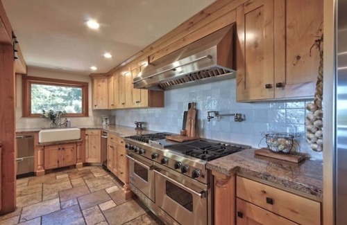 Carlton Casa | Fairytale escape in the heart of wine country with HOT TUB & TENNIS COURT