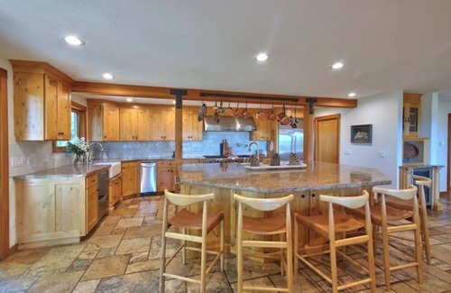 Carlton Casa | Fairytale escape in the heart of wine country with HOT TUB & TENNIS COURT