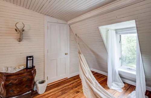 Belmont Apartamento | Fairytale Loft Suite | 1 bed, 1 bath Luxury Apartment in Downtown Belmont