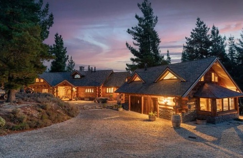 Alexandra Cabina | Fairytale Log Cabin with Hot Tub at Homewood Forest Retreat