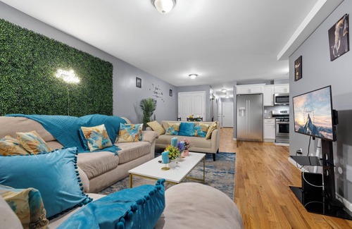 Newark Apartamento | Faith's Spacious 3-Bed 2-Bath with City Access 10 Mins to EWR Prudential Center!