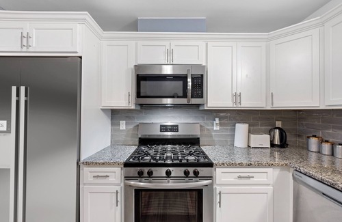 Newark Apartamento | Faith's Spacious 3-Bed 2-Bath with City Access 10 Mins to EWR Prudential Center!
